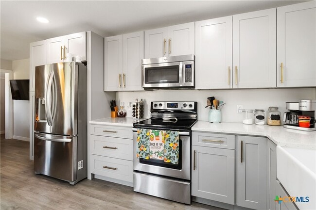 Building Photo - 2495 Lakeshore Dr