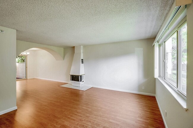 Photo - 2bed/2.5bath Townhouse with Updated Kitchen!