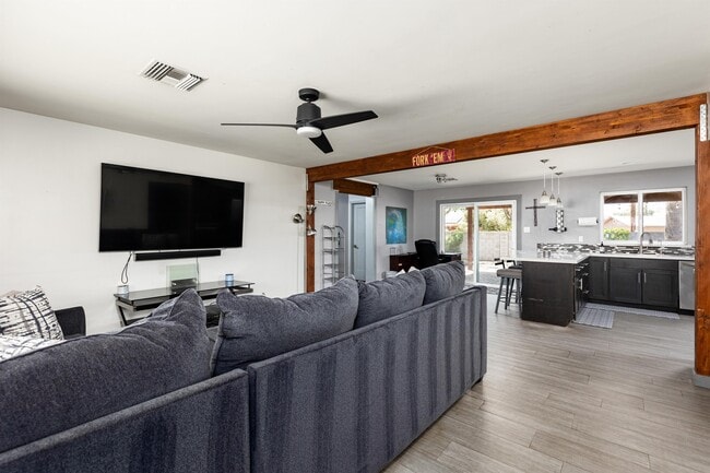 Photo - 1624 S Parkside Dr