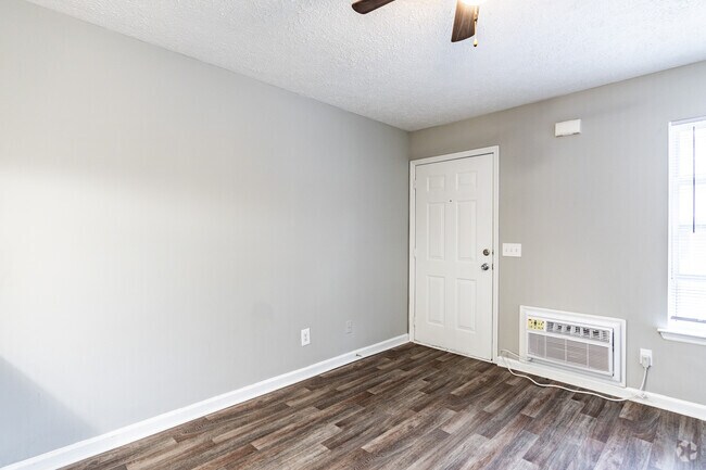 1BR, 1BA - 444SF - Living Room - Cove at Center Point