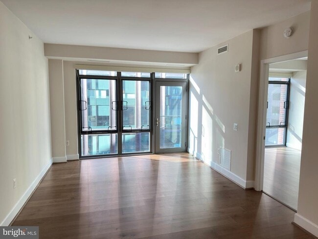 Building Photo - 7171 Woodmont Ave Unit 606