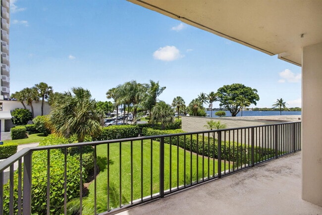 Photo - 136 Lakeshore Dr