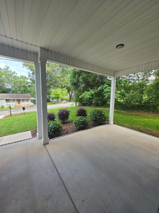 Charming 3-Bedroom Retreat Near Hamilton Place