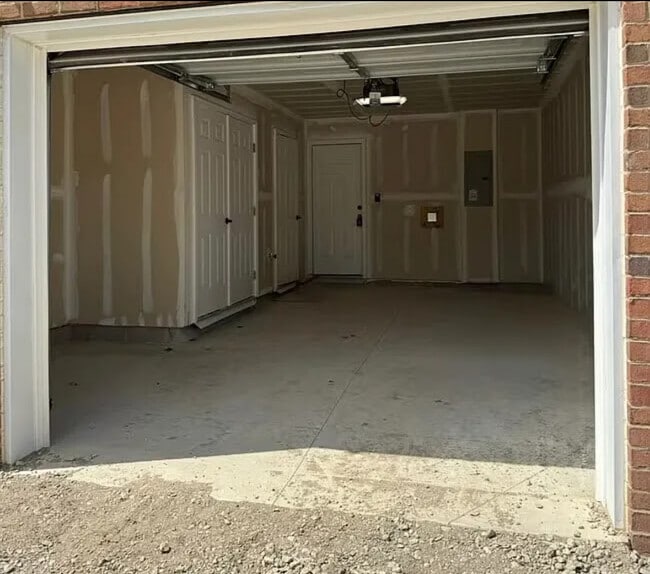 Cochera - 813 Canterbury Ln