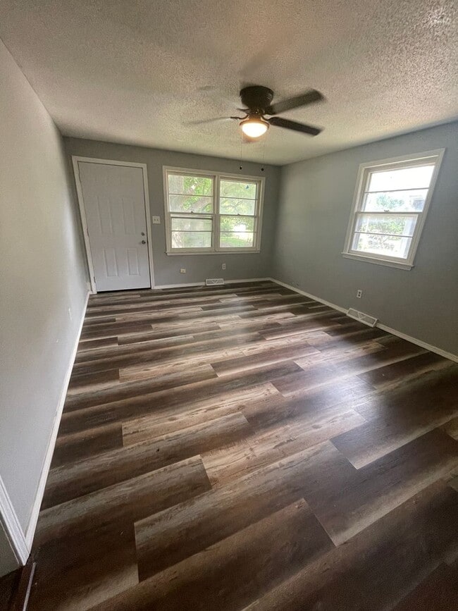 Photo - 3 Bed 2 Bath Carport. Available 12-31-2025