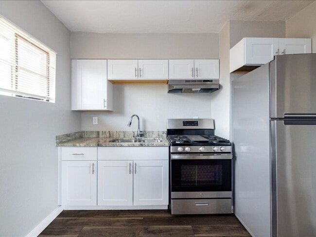 Photo - 2 Bedroom 1 Bathroom with Enclosed Backyard!