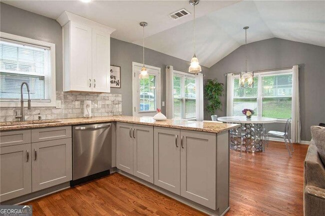 Photo - 1547 Willowbrook Dr SW