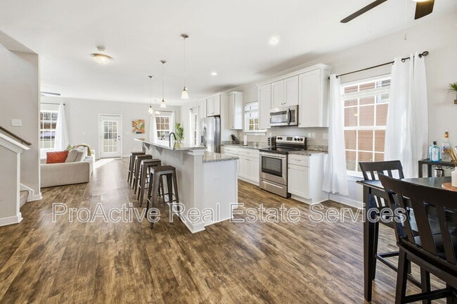 Photo - 913 Joyce St