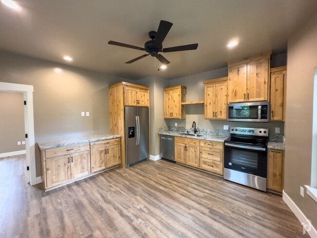 Photo - Olive421 / E.4th555- RM Unidad 555 E. 4th St.