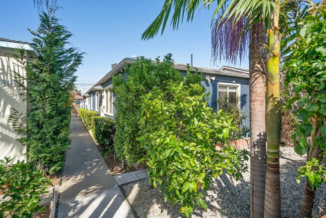 Building Photo - 4820 Inglewood Blvd Unit Back