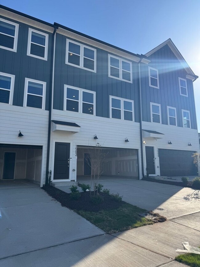 Photo - 1502 Tamarisk Ln