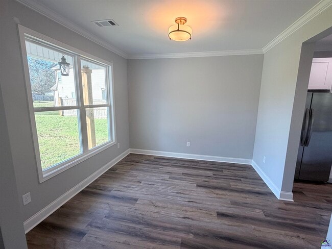 Photo - 215 McEwen Ct