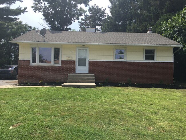 $1350 ranch house 3 bedroom 1.5 bath for r... - $1350 ranch house 3 bedroom 1.5 bath for r...