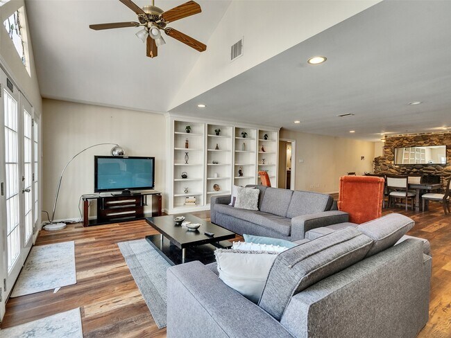 Photo - 8402 Matthews Ln