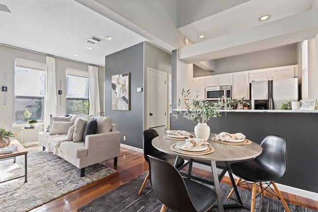 Building Photo - 611 E 45th St Unit 25