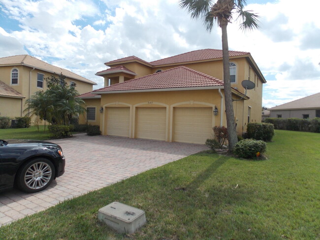 Photo - 323 NW Sheffield Cir