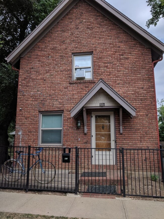 Building Photo - Terrific College Avenue 3 bed/2 bath house - 3 blocks from The Hill