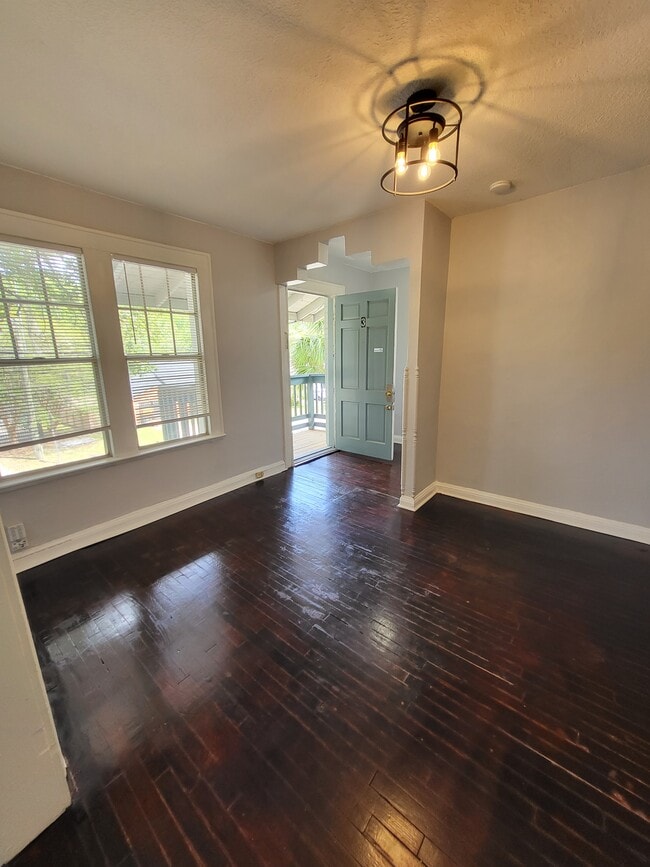 Building Photo - 1718 Pine Grove Ave Unit 3