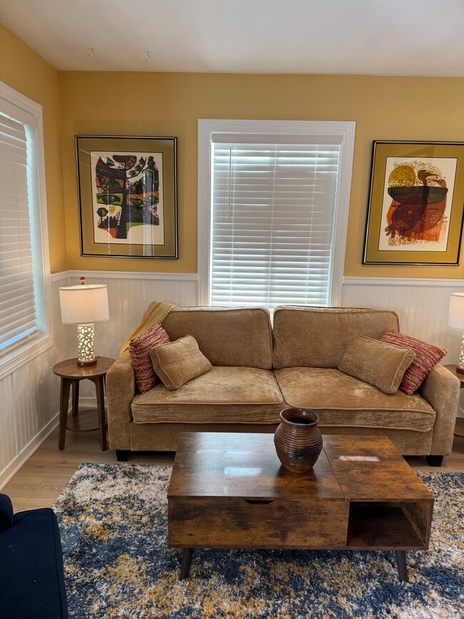 Building Photo - 820 Hope St Unit HopeStreetCottage