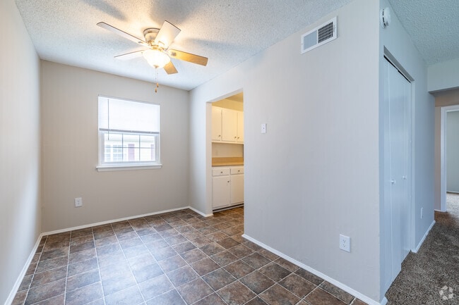 Dining Area - John Abbitt Apartments