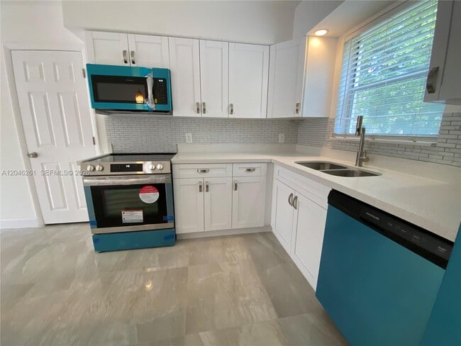 601 SE 5th Ct Unit 208