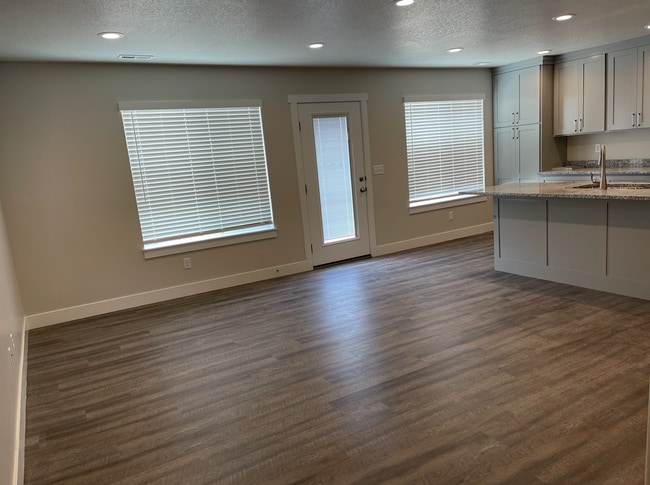 Sala de estar/cocina - 4067 S 2800 W