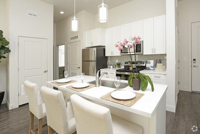 Photo - 200 City View