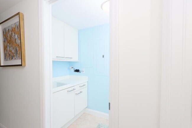 Photo - 411 N New River Dr E