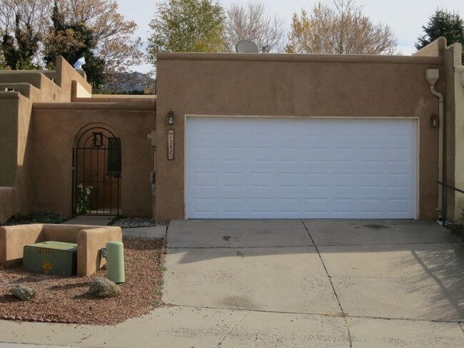 Building Photo - Foothills 2/BD 2/BA 2/CG 1330/sf Rental