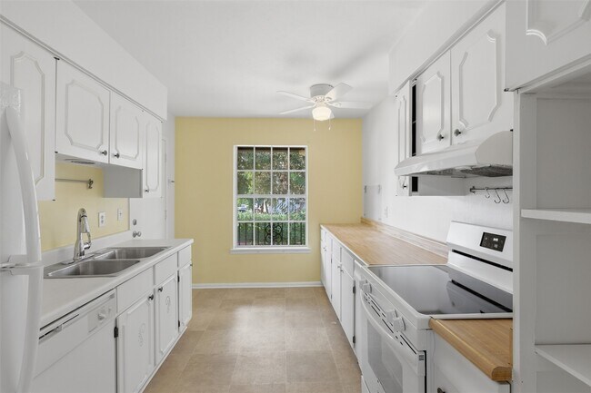 7600 Burgoyne Rd Unit 250