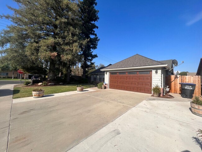 Photo - 540 N Peppertree St