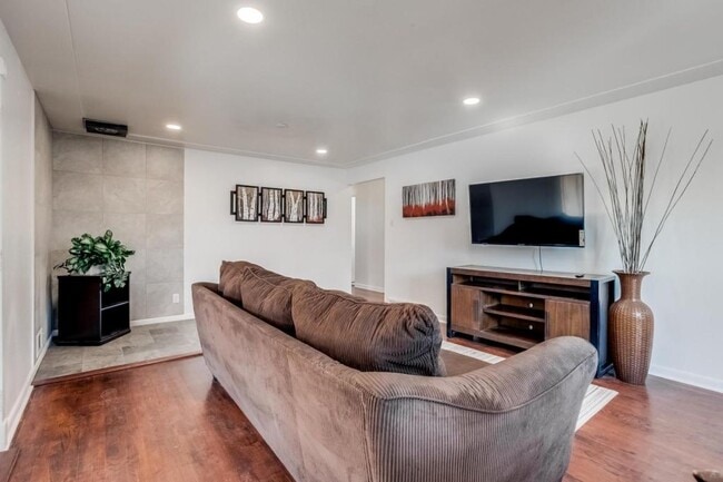 Photo - 7101 Wolff St