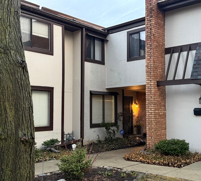 Building Photo - 1750 Henley St