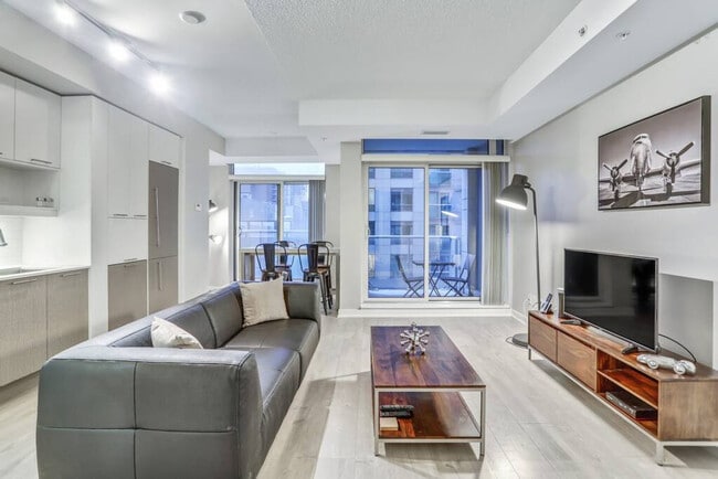 Building Photo - 255 Queen St W