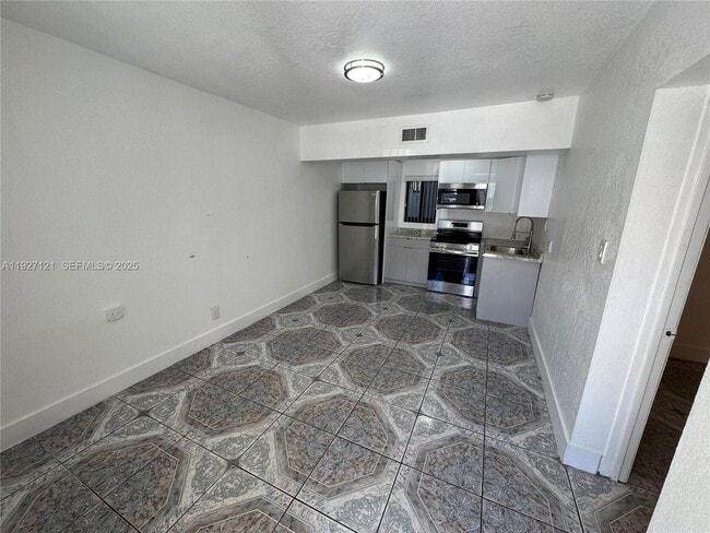 Building Photo - 169 NE 50th St Unit 2