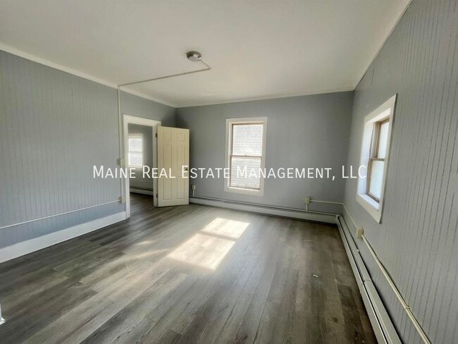Building Photo - 554 S Main St Rental
