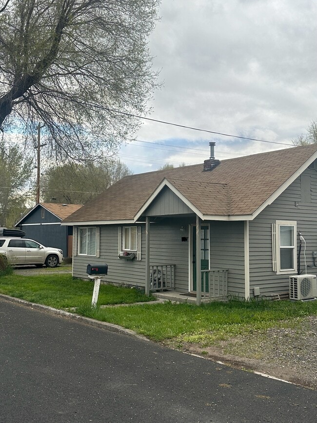 Exterior - 707 NE Holly St House