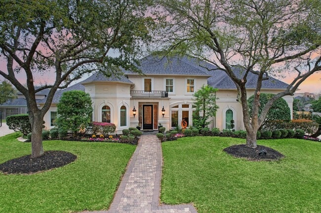 Photo - 1631 Lakeshore Way