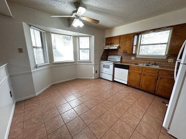 Photo - 215 Bridle Dr