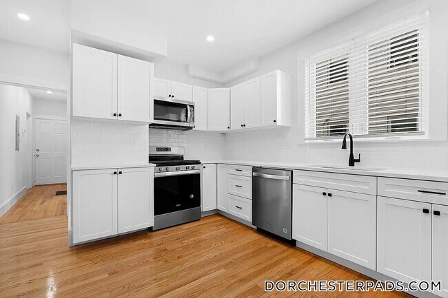 Building Photo - 79 Sydney St Rental