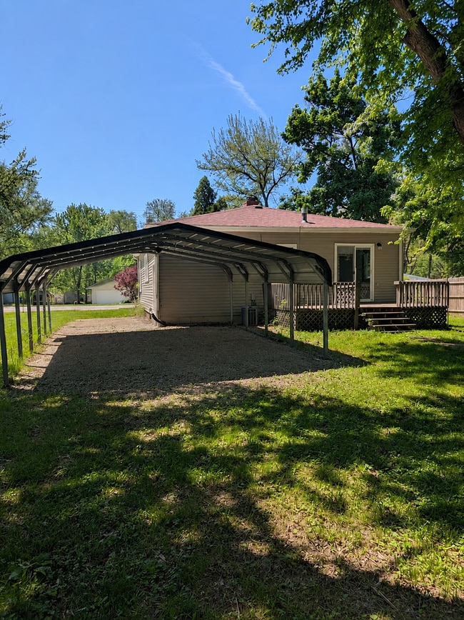 Photo - Cozy 2 Bedroom Home With Covered Parking in East Moline!