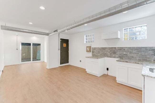 Photo - 308 W Queen Ln