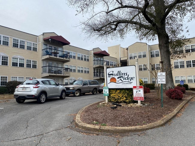 Building Photo - $1600 per month - 2 Bedroom/2 baths - Sullin's Ridge Condominiums - AVAILABLE FOR FALL 2026! Unit 204