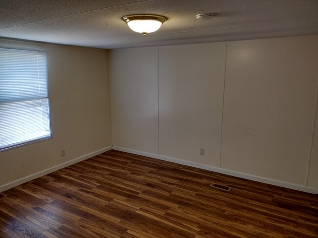 Dormitorio principal ubicado en la parte trasera de la casa, armario para él y para ella. - 716 N Houston Lake Blvd