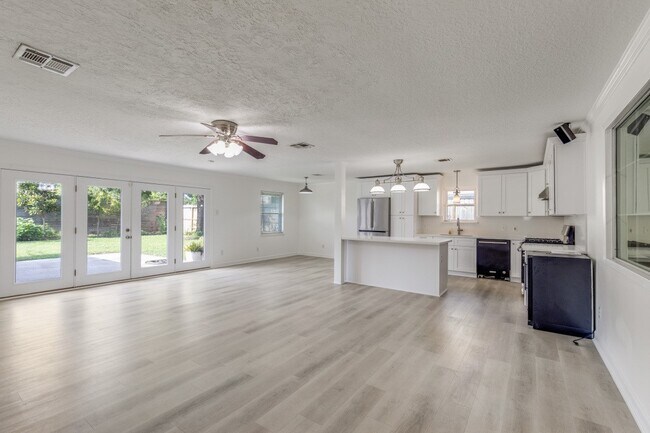 Building Photo - 6903 Alderney Dr