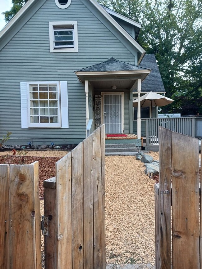 Building Photo - 508 NW C St Unit B P035