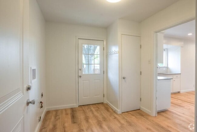 Building Photo - 7403 Glenhill Rd Rental