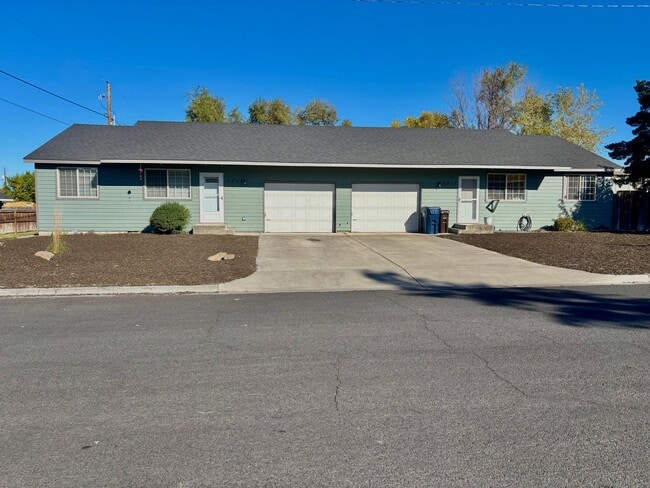 Building Photo - 1711/1715 SW Metolious Unit M1715