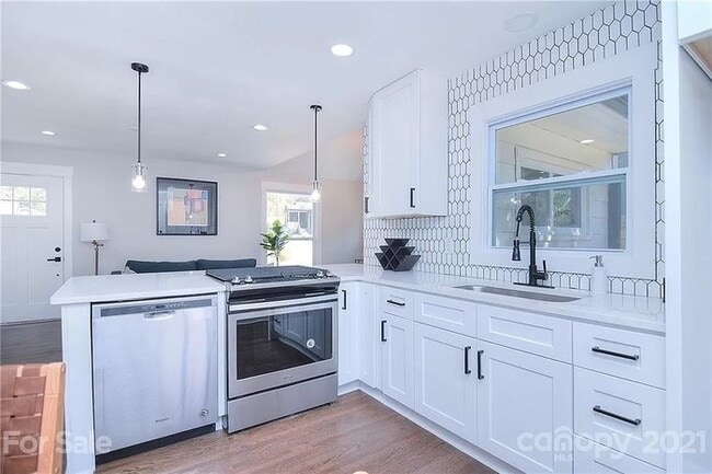 Photo - Remodeled 3 bed, 2 bath home in Plaza-Shamrock!