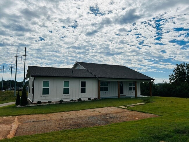 Photo - Stunning 4 bedroom 2.5 bath near Downtown Newnan! Must see!